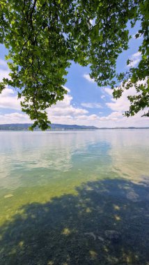 Güzel Constance Gölü 'nde yaz tatili. Mavi gökyüzü ve güneşli.