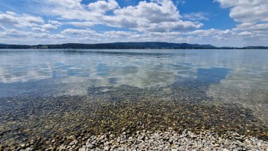 Güzel Constance Gölü 'nde yaz tatili. Mavi gökyüzü ve güneşli.