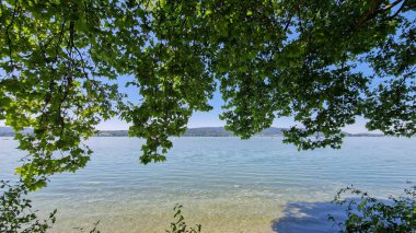 Güzel Constance Gölü 'nde yaz tatili. Mavi gökyüzü ve güneşli.