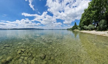 Güzel Constance Gölü 'nde yaz tatili. Mavi gökyüzü ve güneşli.