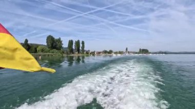 Güzel Constance Gölü mavi gökyüzünde tekne gezisi