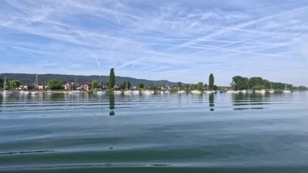 Güzel Constance Gölü Mavi Gökyüzünde Tekne Gezisi — Stok video