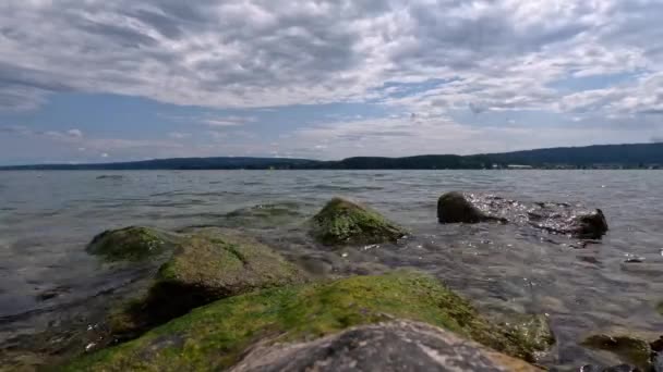 Urlaub Sommer Schönen Bodenseeufer Mit Steinen Vordergrund — Stockvideo