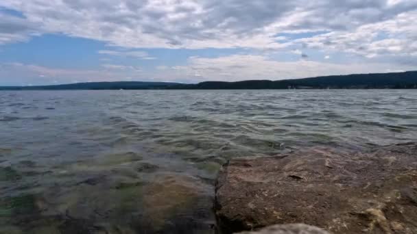 Nyaralás Nyáron Gyönyörű Constance Partján Kövekkel Előtérben — Stock videók