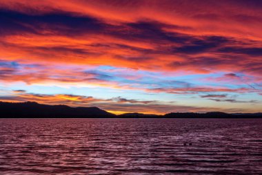 Göl kıyısında renkli günbatımı