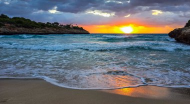 Mallorca Cala Romantica sahilinde güzel bir gün batımı 