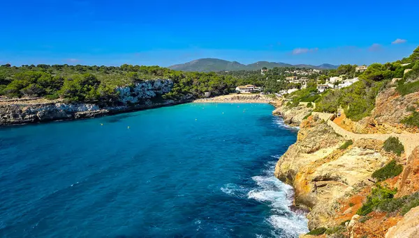 Cala Romantica plaj manzarası Yazın mavi gökyüzü