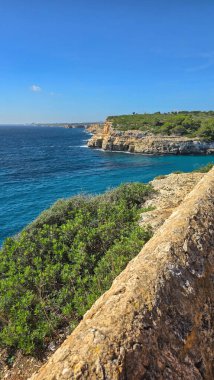 Panoramik manzara plajı Mallorca Cala Romantica Yaz tatilleri mavi gökyüzü 