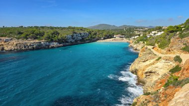 Panoramik manzara plajı Mallorca Cala Romantica Yaz tatilleri mavi gökyüzü 