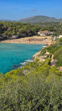 Deniz kenarında tatil, Mallorca, İspanya, Cala Mandia, mavi gökyüzü ve güneş ışığı.