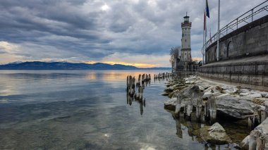Lindau Limanı güzel Constance Gölü üzerinde Deniz feneri manzaralı ve güzel bulutlu gökyüzü 