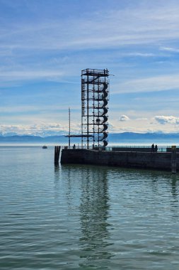 Constance Gölü üzerindeki Friedrichshafen limanının girişi Mavi gökyüzü ve güneş ışığı