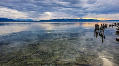Güzel Constance Gölü 'nde tatil Lindau göl kıyısında güzel bulutlarla