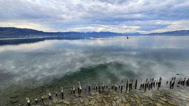 Güzel Constance Gölü 'nde tatil Lindau göl kıyısında güzel bulutlarla
