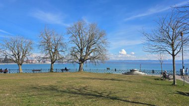 Güzel Constance Gölü 'nde tatil Friedrichshafen mavi gökyüzü güneşi