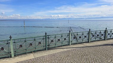 Güzel Constance Gölü 'nde tatil Friedrichshafen mavi gökyüzü güneşi