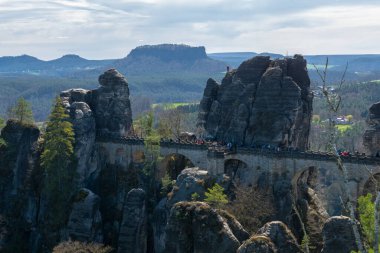 22 Mart 2025 'te Sakson İsviçre' deki Elbe Kum Taşı Dağları 'ndaki Bastei Köprüsü' ndeki turistler Almanya 'nın Sakson İsviçre' si Bastei,