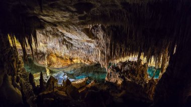 Mallorca, İspanya 'daki Cuevas del Drach Majestic Yeraltı Mağaraları