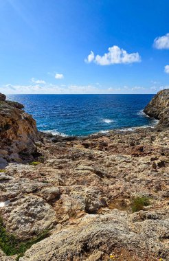 Cala Magrana Körfezi, Mallorca Manzaralı Akdeniz Sahil Hattı