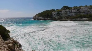 Yazın Cala Romntica 'da Tormy Dalgaları, Mallorca Güneşli Akdeniz Kıyısı