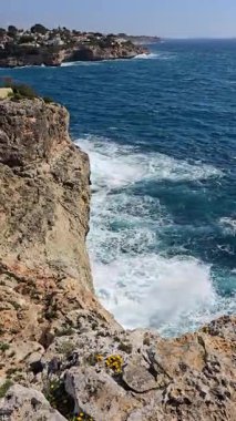 Cala Romntica 'da dalgalar, Mallorca Yazın Güneşli Akdeniz Kıyısı