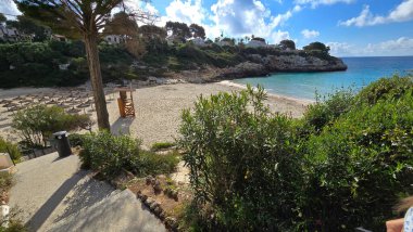 Güneşli bir günde Mallorca 'da Cala Anguila Plajı