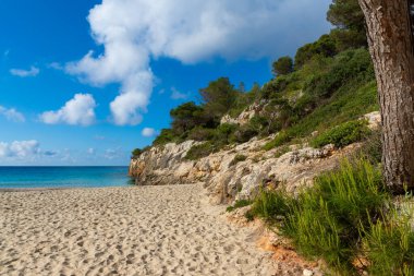 Mallorca 'daki Cala Anguila Sahili, Cliffside ve Turkuaz Akdeniz