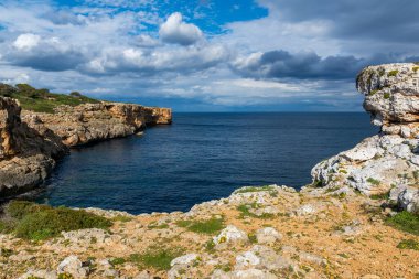 Temiz Mavi Su ve Gökyüzü ile Porto Cristo Mallorca yakınlarında Deniz Manzarası