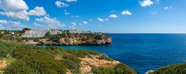 Cala Romantik Mallorca 'nın Uçurumlar ve Türkçe Akdeniz Manzarası