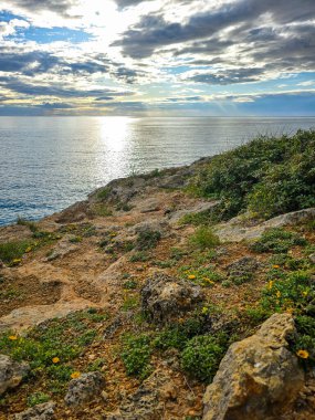 İspanya 'nın Mallorca Balear Adalarında Akdeniz üzerinde gün batımı