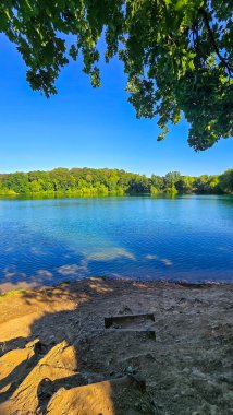 Dresden 'deki Löben çakıl ocağı. Gün ışığı mavi gökyüzü.