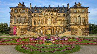 Renkli çiçeklerle dolu Palais Grosser Bahçesi Dresden