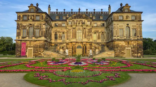 Renkli çiçeklerle dolu Palais Grosser Bahçesi Dresden