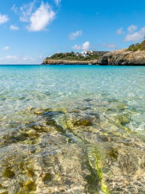 Rocky Coast Mallorca ile Crystal Clear Sığ Su