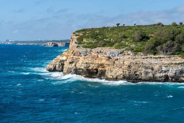 Dalgalarla Rocky Kayalıkları Mallorca Kıyı Şeridini Çarpıyor