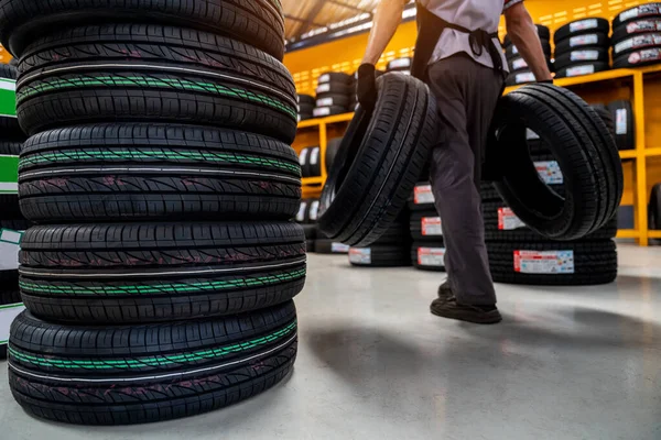 Ein Männlicher Automechaniker Lagert Oder Lagert Neue Reifen Einem Großen — Stockfoto