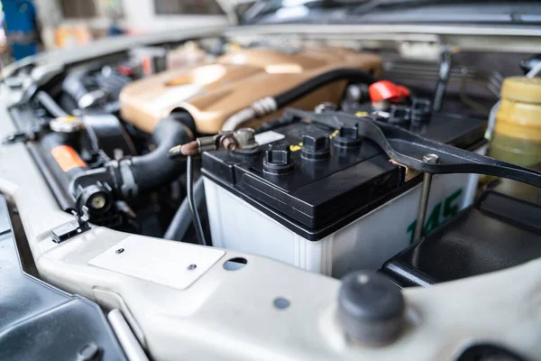Auomobile Reparação Baterias Máquinas Carro Motor Verificação Limpeza Bateria Carro — Fotografia de Stock
