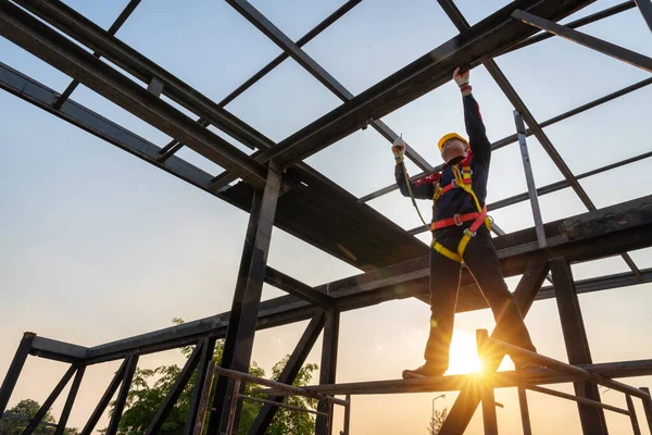Byggnadsarbetare Som Arbetar Höjdutrustning Med Hjälp Kroken För Säkerhetssele Takkonstruktionen — Stockfoto