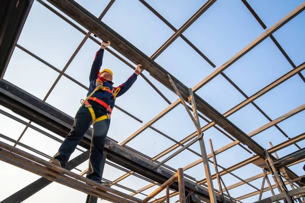 Byggnadsarbetare Som Bär Fallskyddsanordning För Arbetstagare Med Krokar För Säkerhetssele — Stockfoto