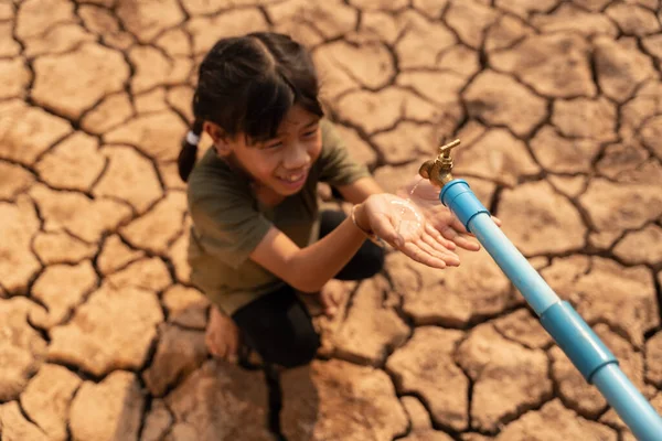 Una Bambina Attesa Acqua Potabile Vivere Questa Siccità Crisi Idrica — Foto Stock