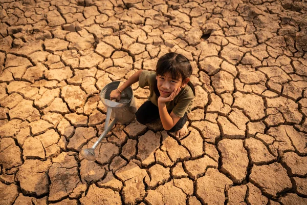 Azjatka Patrząca Kamerę Suszą Smutna Dziewczynka Siedząca Konewką Suchym Gruncie — Zdjęcie stockowe