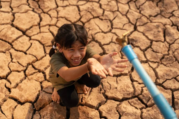 Una Bambina Attesa Acqua Potabile Vivere Questa Siccità Crisi Idrica — Foto Stock