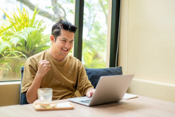 Freelancer Bonito Bem Sucedido Homem Asiático Trabalhando Freelance Uma Cafeteria — Fotografia de Stock