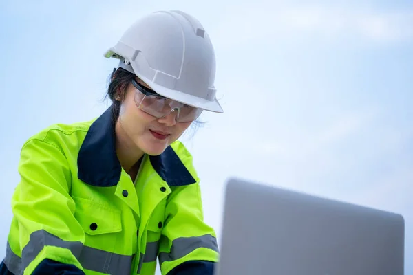 Cara Primer Plano Una Mujer Ingeniero Eléctrico Topografía Con Gafas — Foto de Stock