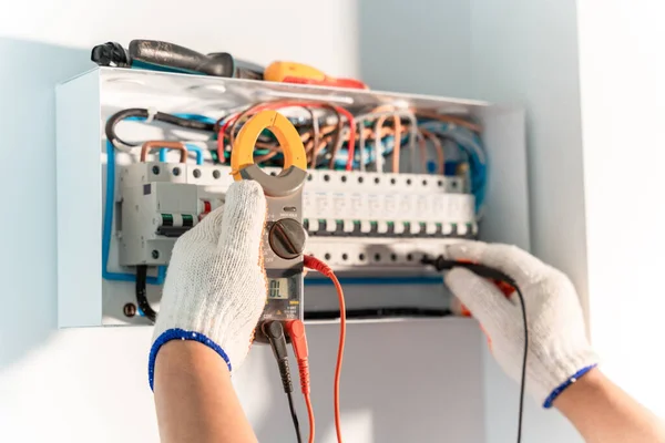 Mão Engenheiro Eletricista Testa Instalações Elétricas Fios Sistema Proteção Relé — Fotografia de Stock