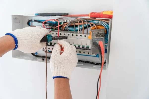 Mão Eletricista Instalando Fios Cabo Elétrico Caixa Interruptor Fusível Multímetro — Fotografia de Stock