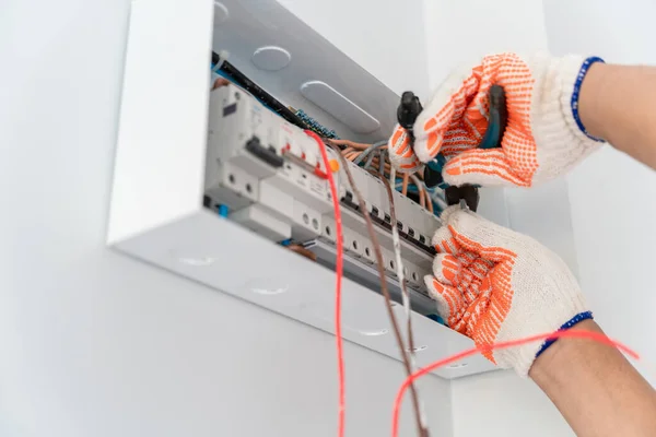 Mão Eletricista Instalando Fios Cabo Elétrico Caixa Interruptor Fusível Unidade — Fotografia de Stock