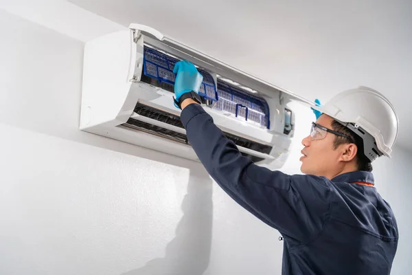 Técnico Usa Serviço Uniforme Que Remove Filtro Condicionador Para Limpar — Fotografia de Stock