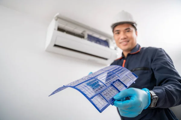 Air Conditioner Technician Removes Air Conditioner Filter Shows Dusty Air — Stock Photo, Image