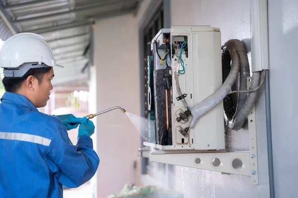 Air Conditioning Technician Cleaning Air Conditioner Service Concept Air Conditioner — Stock Photo, Image